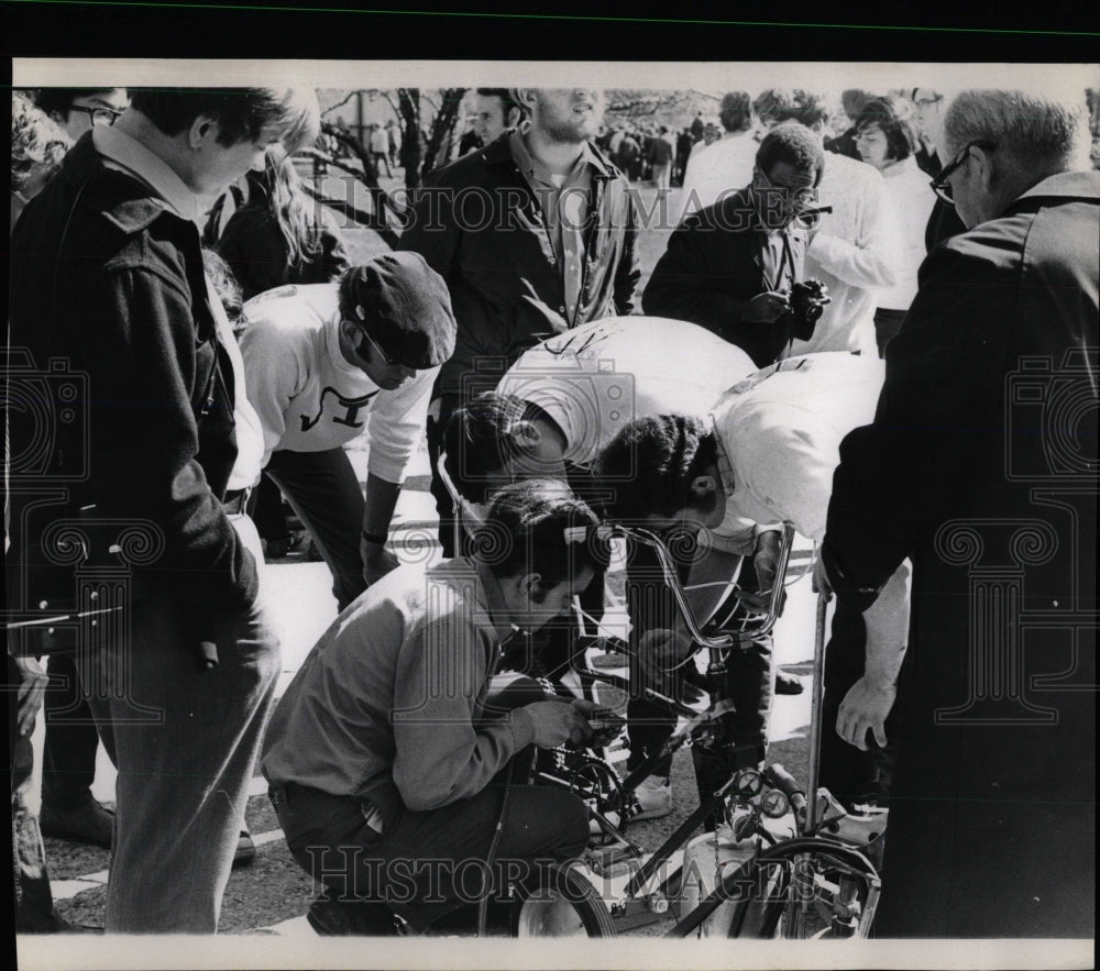 1971 Press Photo Superstack Tricycle Race Preparation - RRW91255 - Historic Images