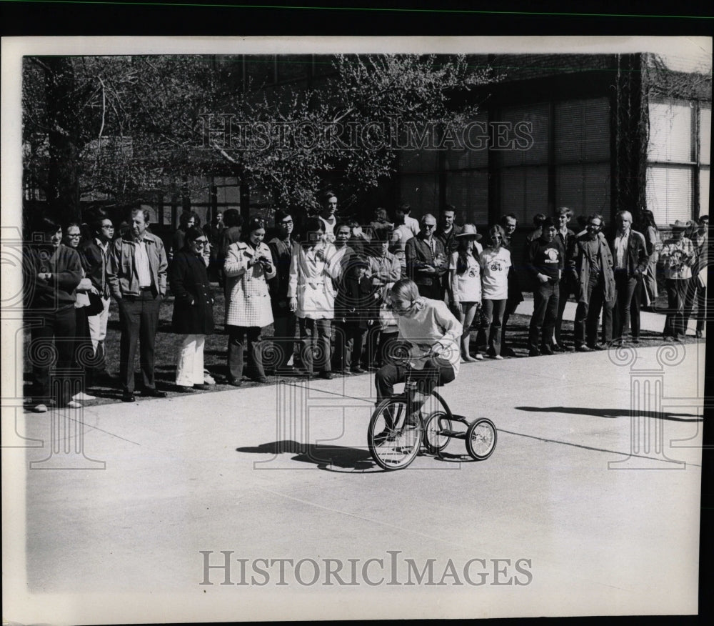 1971 Press Photo IIT Superstack Tricycle Race Crowd - RRW91257 - Historic Images