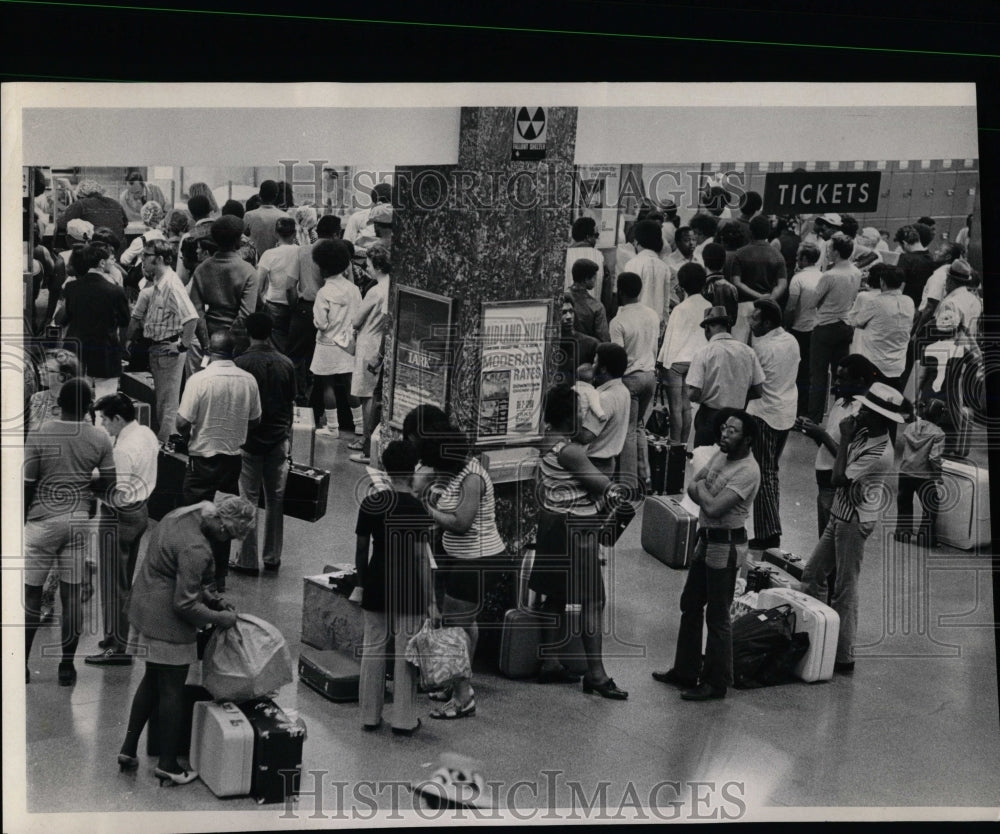 1971 Press Photo Travel Greyhound Bus Station Crowd - RRW91321 - Historic Images