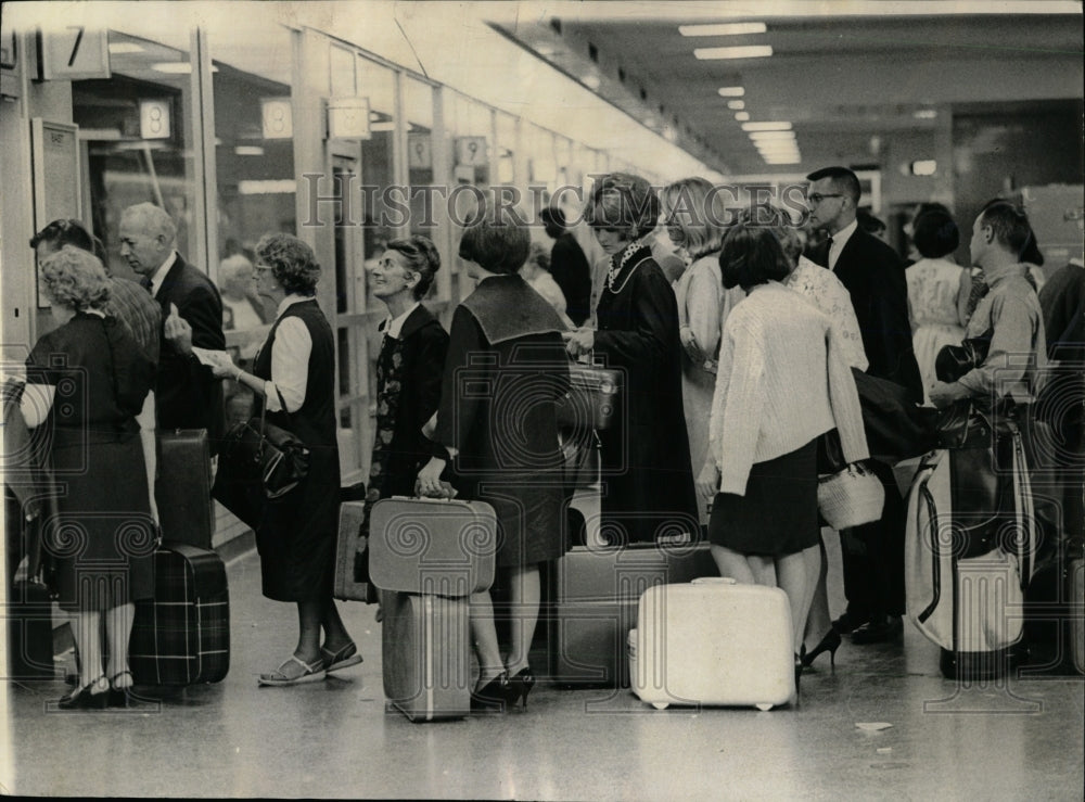 1965 Press Photo Labor Day Weekend Grayhound Terminal - RRW91325 - Historic Images