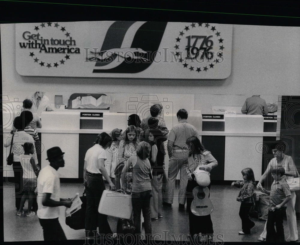 1975 Press Photo Chicago Greyhound Bus Terminal - RRW91329 - Historic Images