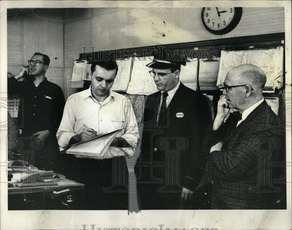 1968 Press Photo Meteorologist Talking To TWA Officials - RRW91341 - Historic Images