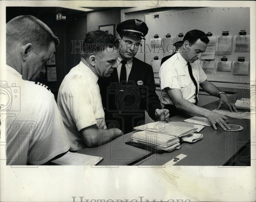 1963 Press Photo TWA Pilots Review Flight PLans - RRW91349 - Historic Images