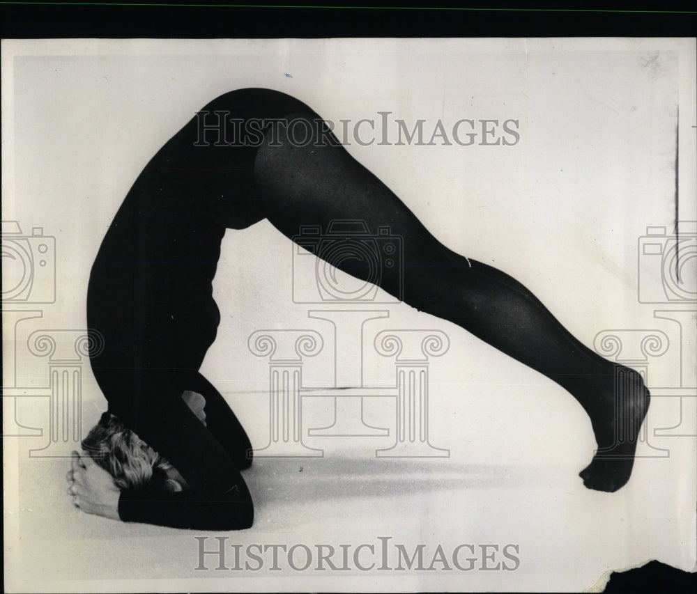 1971 Press Photo Demonstration Of Yoga Poses - RRW91383 - Historic Images