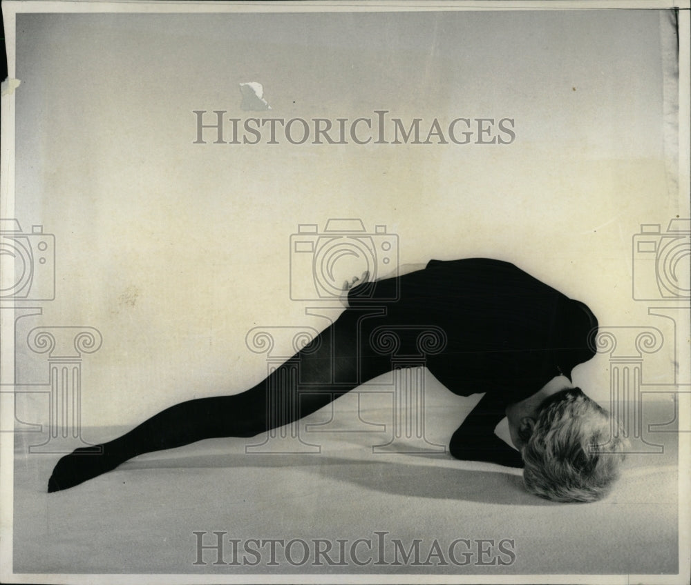 1970 Press Photo Yoga Deep Lunge Posture - RRW91401 - Historic Images