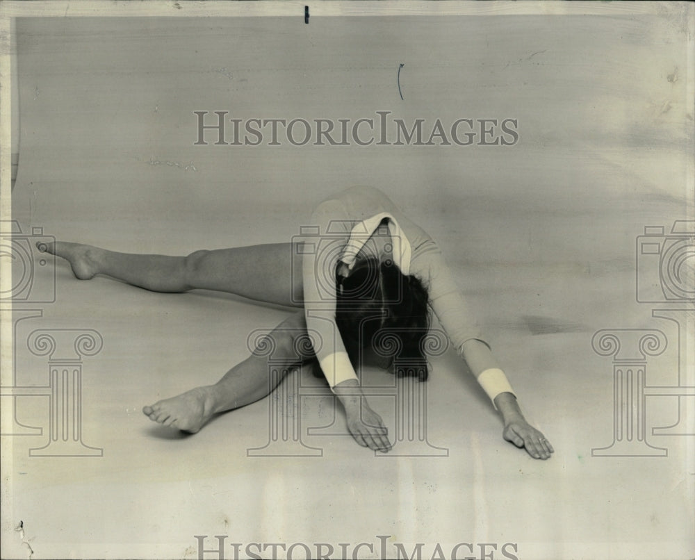 1977 Press Photo Exercise Position - RRW91443 - Historic Images