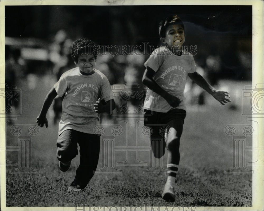1984 Press Photo YMCA Mini Olympics Humboldt Park Run - RRW91483 - Historic Images