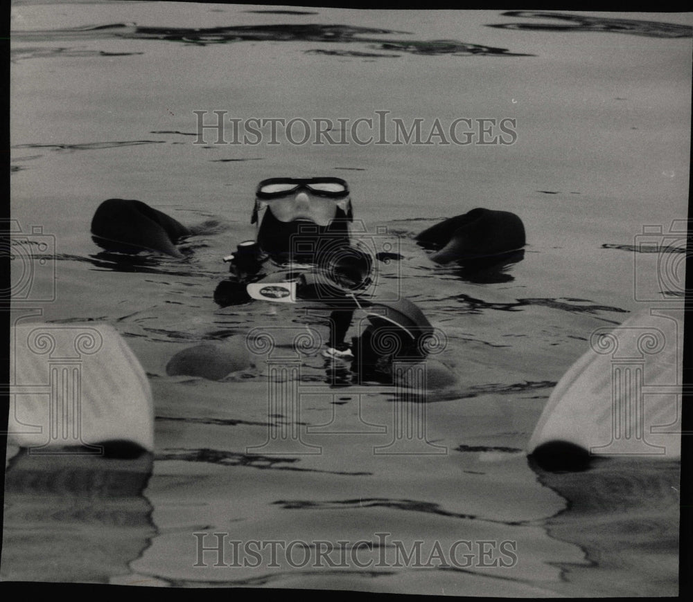 1987 Press Photo 20 Fathom Dolphin Club Brian Anderson - RRW91507 - Historic Images