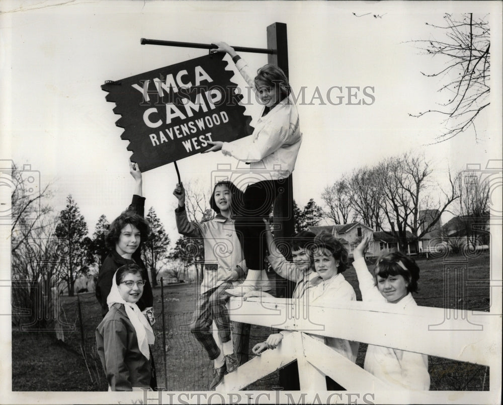 1962 Press Photo YMCA Camp Sign Erection Ravenswood - RRW91521 - Historic Images