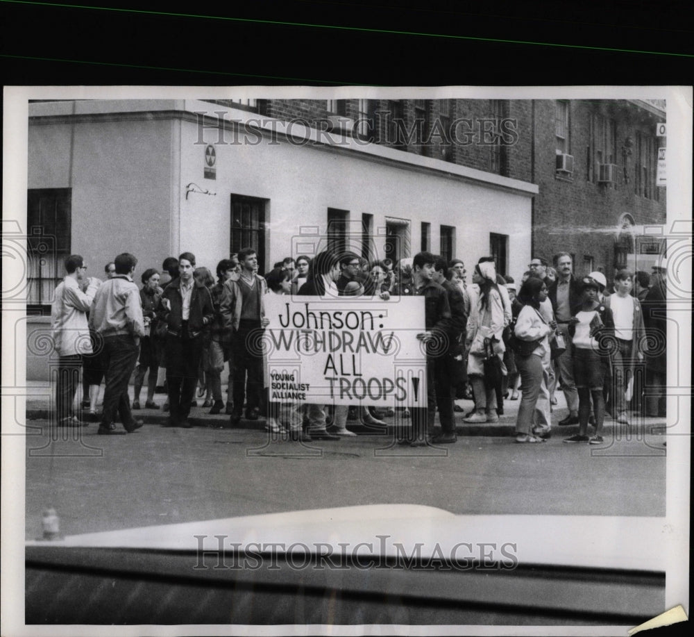 1965 Press Photo Young Socialist Alliance Rally Troops - RRW91571 - Historic Images