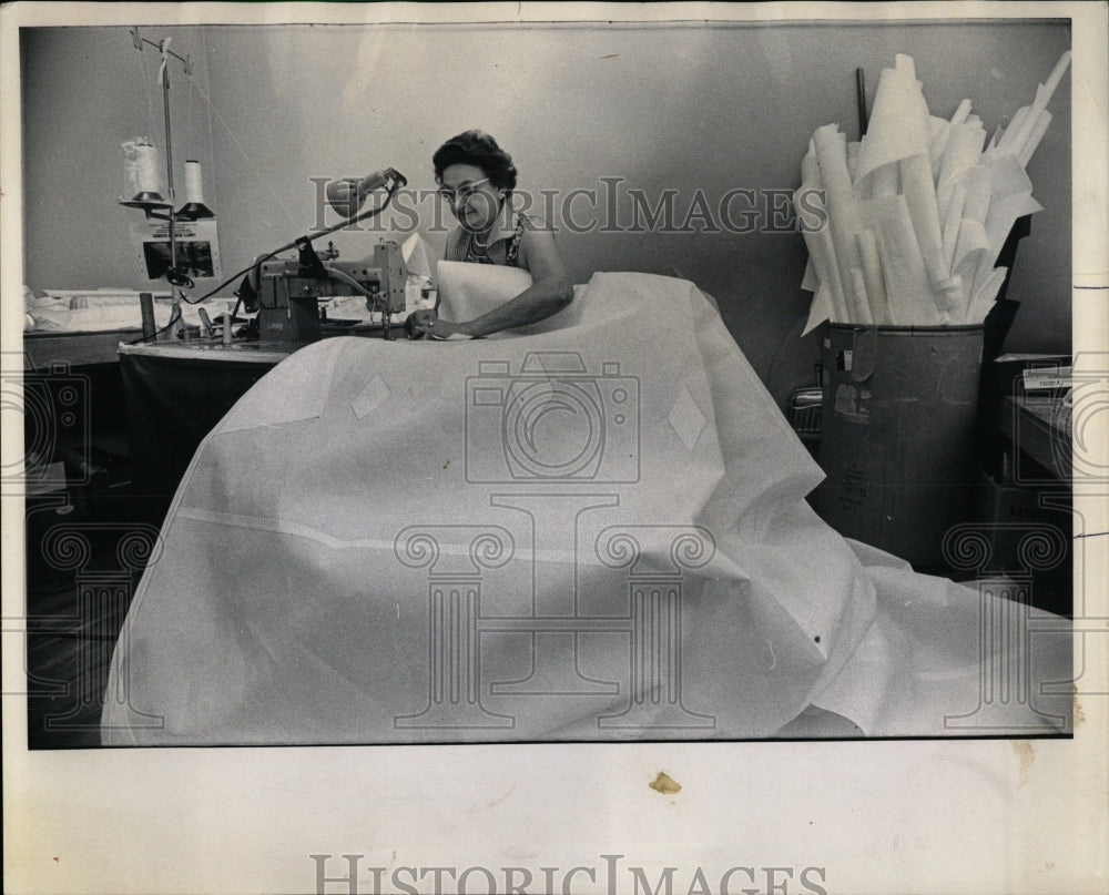 1973 Press Photo Seamstress Mrs. Joseph Karwowski - RRW91595 - Historic Images