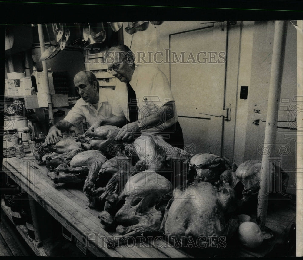 1974 Press Photo Salvation Army Thanksgiving Turkeys - RRW91603 - Historic Images