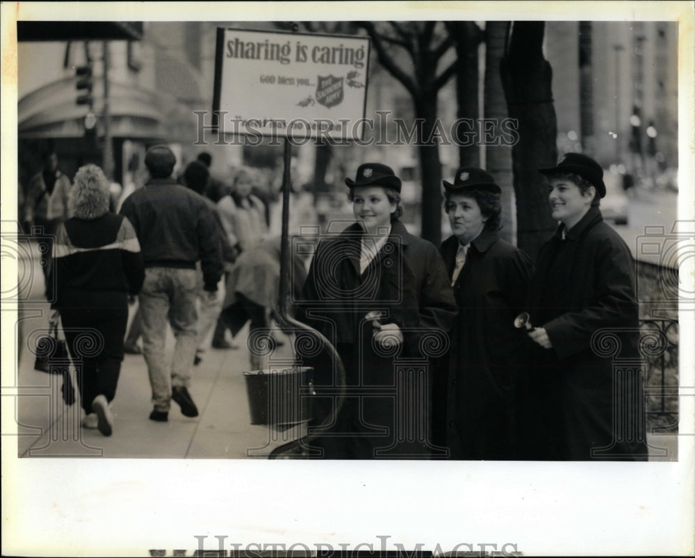 1992 Press Photo Salvation Army Bell Ringers In Chicago - RRW91621 - Historic Images