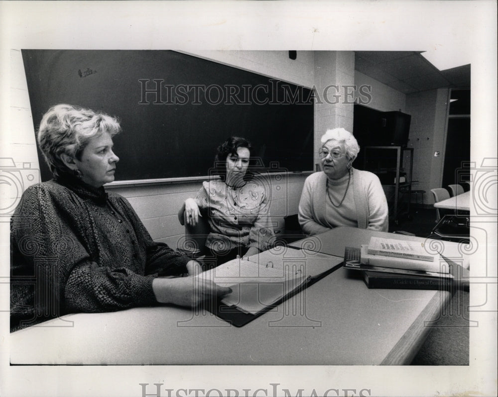 1989 Press Photo St. Xavier Counselor Nancy Donavan - RRW91643 - Historic Images