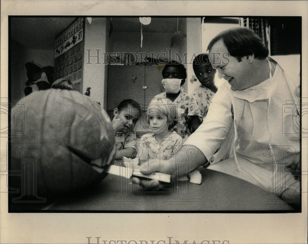 1980 Press Photo Dr. Roy Scheck St. Mary of Nazareth - RRW91663 - Historic Images