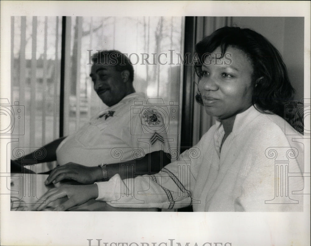 1990 Press Photo Cynthia White helped 7 convict Pol.Off - RRW91745 - Historic Images