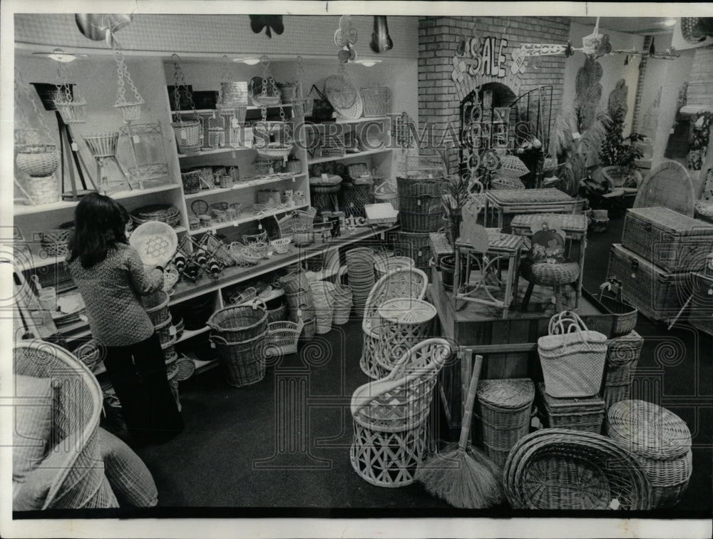 1977 Press Photo Bewickered Mount Prospect Wicker items - RRW91781 - Historic Images