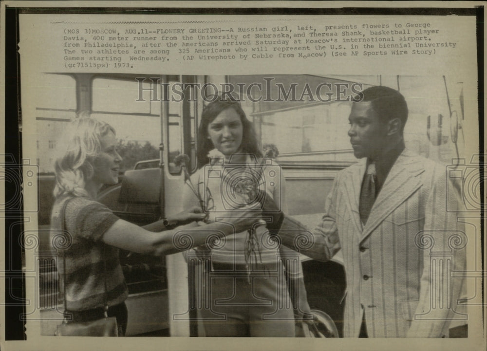 1973 Press Photo Russian girl welcomes George Davis. - RRW91793 - Historic Images