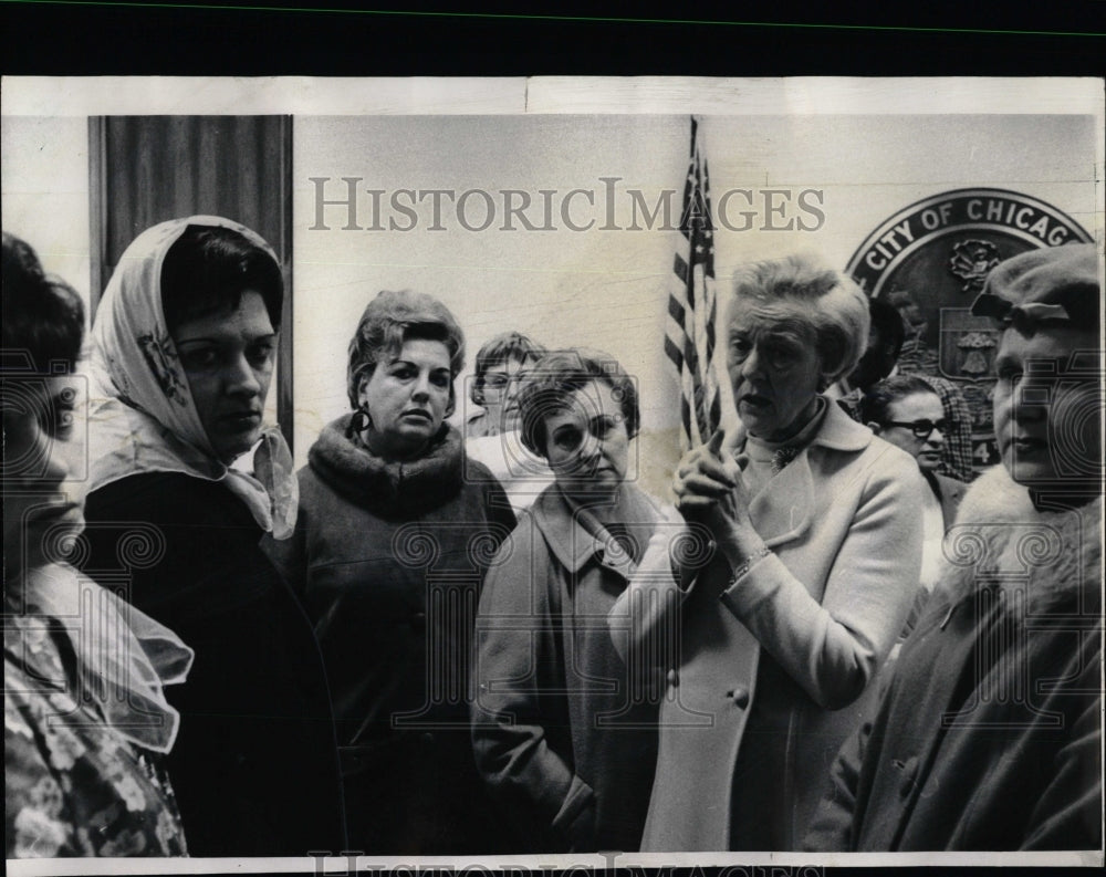 1969 Press Photo Mrs. Lydon Wild Chicago School Board - RRW91837 - Historic Images