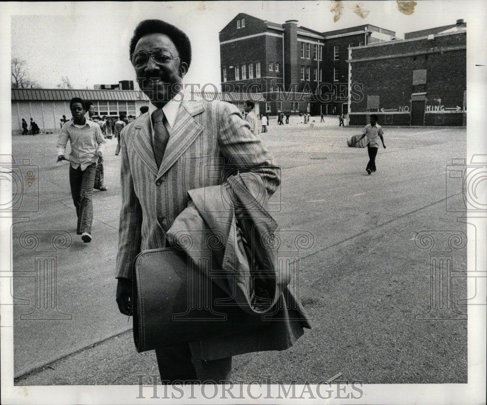 1974 Press Photo Principal Leland White Bradwell Elem. - RRW91843 - Historic Images