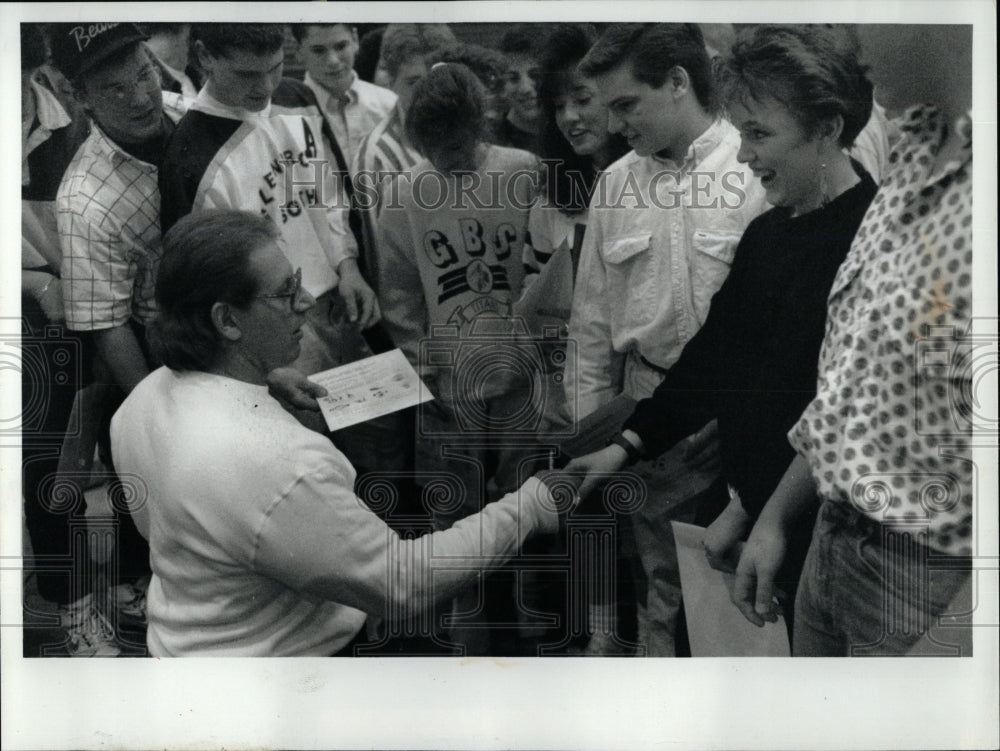 1988 Press Photo Vietnam Vet Bob Wieland Meets Students - RRW91857 - Historic Images