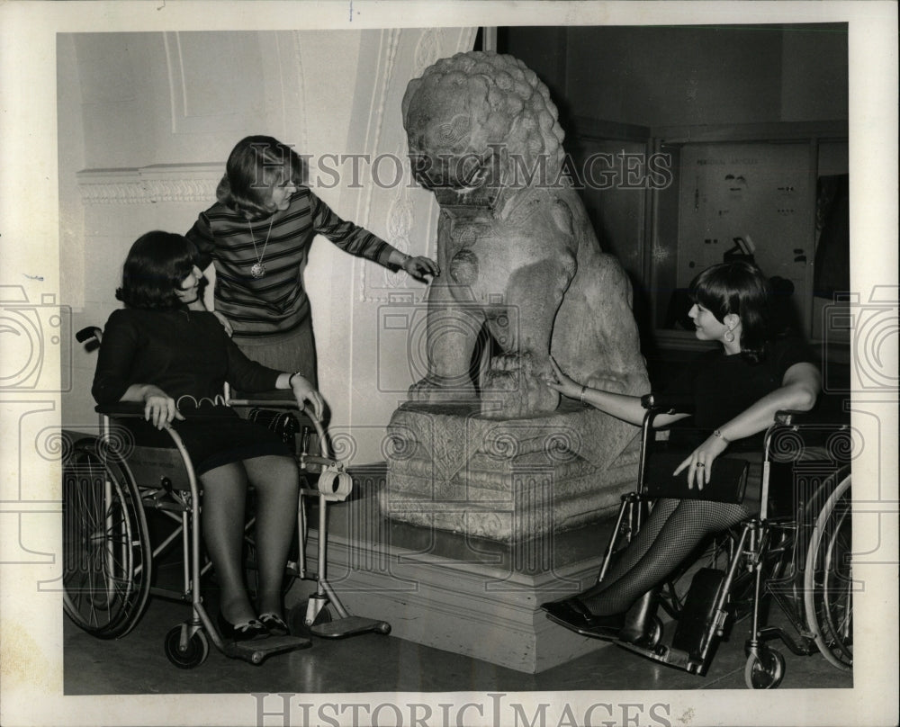 1967 Press Photo Chinese Temple Lion Field Museum - RRW91967 - Historic Images