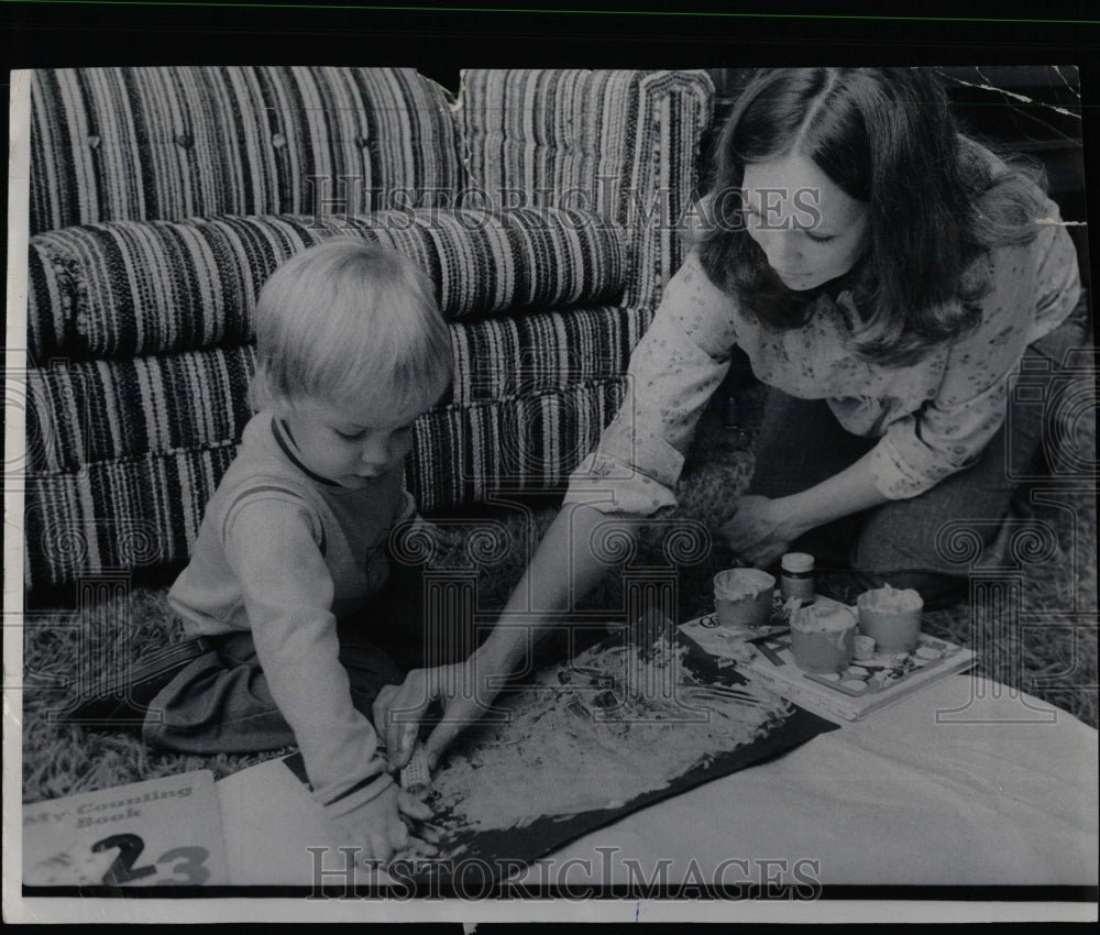 1976 Press Photo Child Doing Fingerpainting With Mother - RRW92011 - Historic Images