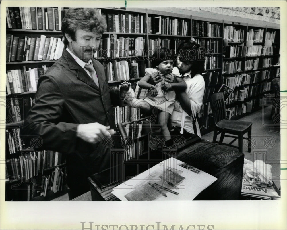 1984 Press Photo Chicago Police Taking Child Footprint - RRW92015 - Historic Images