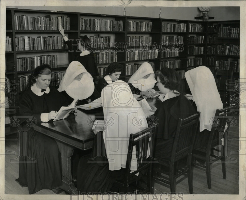 1955 Press Photo Library Nuns St. Xavier College Study - RRW92043 - Historic Images