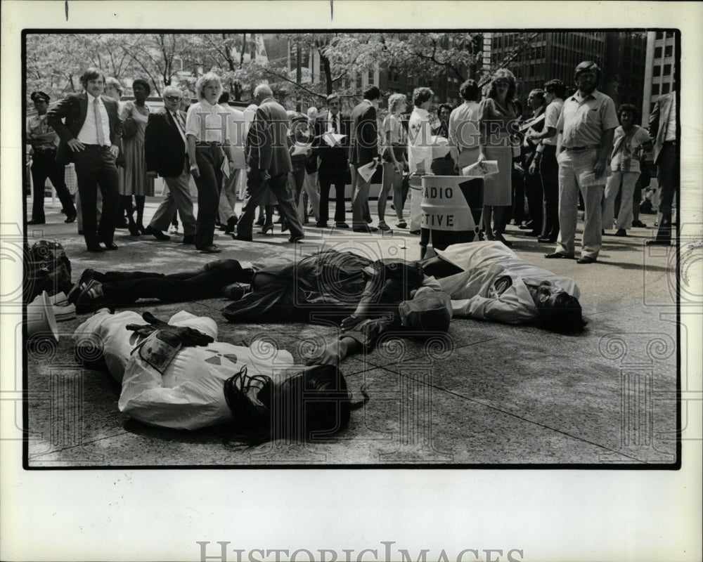 1982 Press Photo Nuclear Protest Member Citizen Nationa - RRW92089 - Historic Images