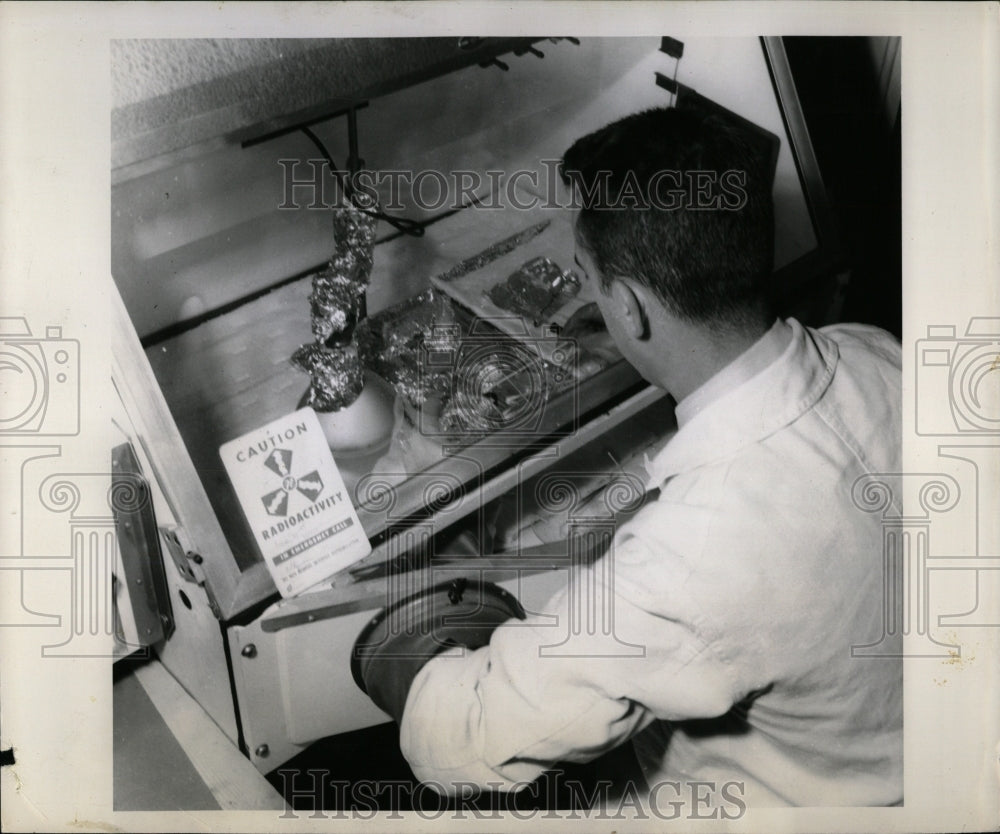 1955 Press Photo Leonard Armour Research Foundation Ill - RRW92145 - Historic Images