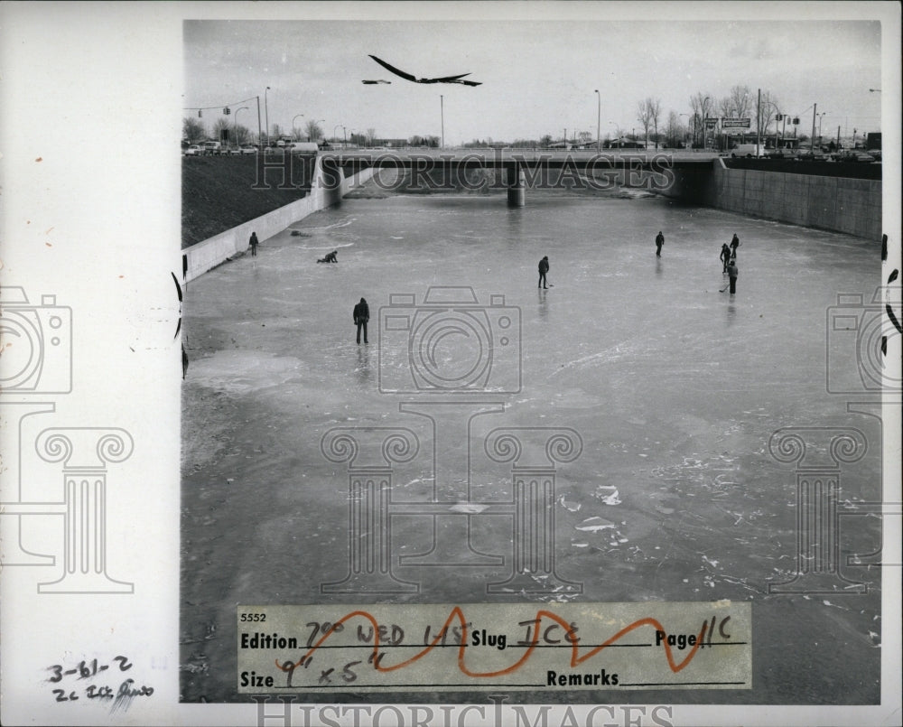 1975 Press Photo Frozen Highway Kids Skating Rink - RRW92185 - Historic Images