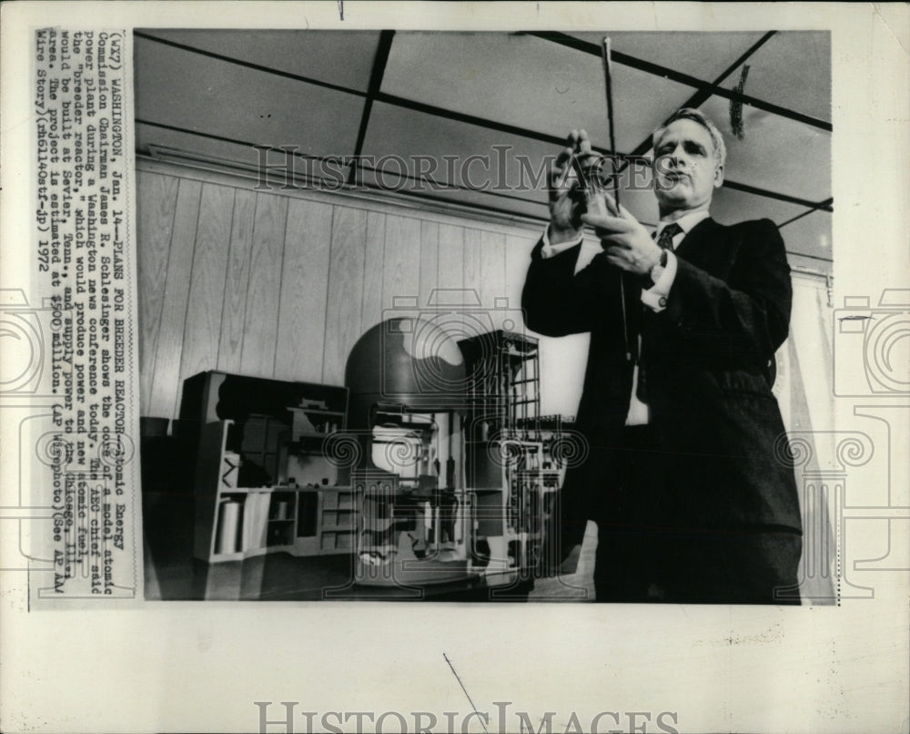 1972 Press Photo Atomic Energy Chairman Schlesinger - RRW92217 - Historic Images