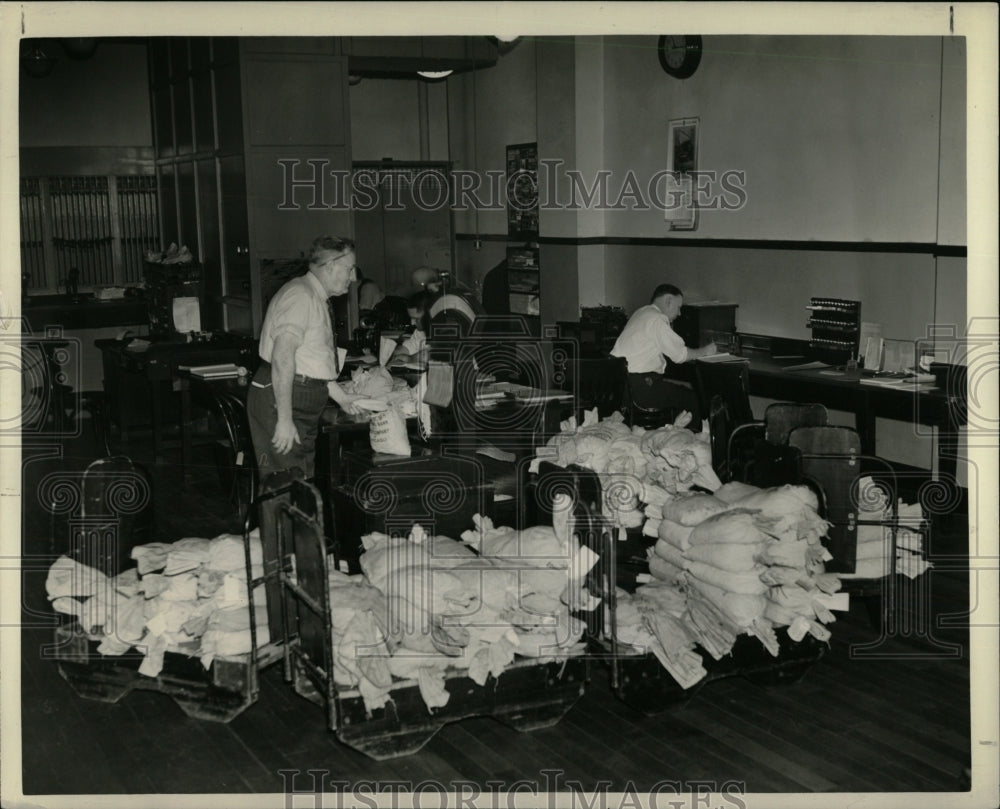 1939 Press Photo Chicago Federal Reserve Bank Man Stand - RRW92279 - Historic Images