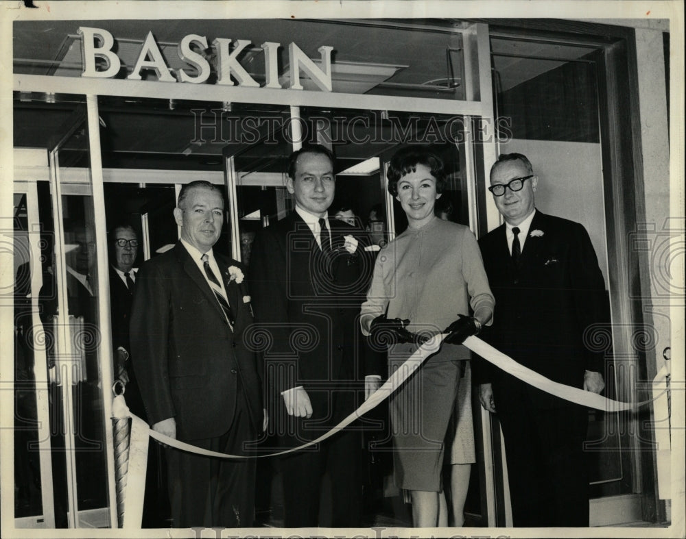 1963 Press Photo Gini Craten Evergreen Plaza Baskin - RRW92333 - Historic Images