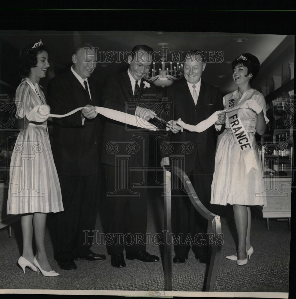 1961 Press Photo Ribbon-cutting for New Baskin Store. - RRW92341 - Historic Images