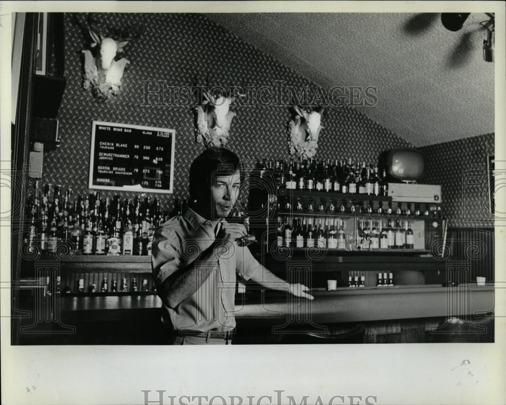 1982 Press Photo Manager Joe Murray Bastille Restaurant - RRW92345 - Historic Images