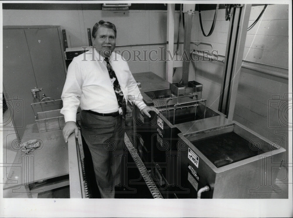 Press PhotoGeorge Barmann Co dishwasher Baxter Mueller - RRW92415 - Historic Images