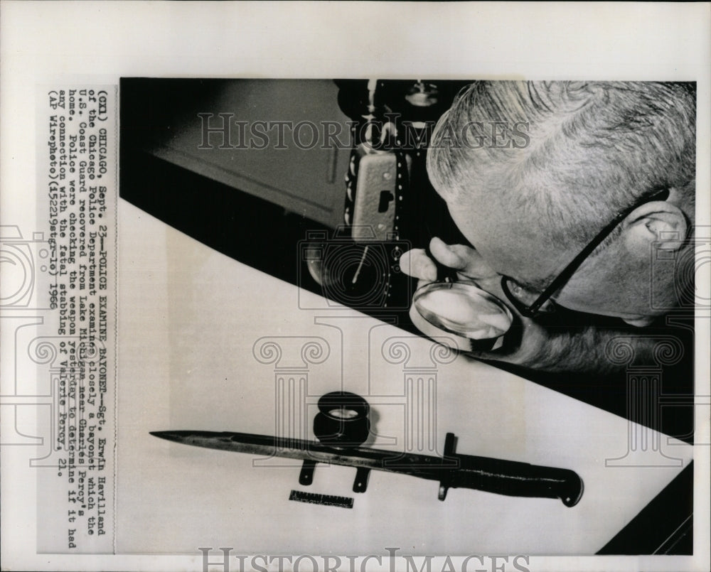 1966Press Photo Sgt.Erwin Havilland examining a bayonet - RRW92433 - Historic Images