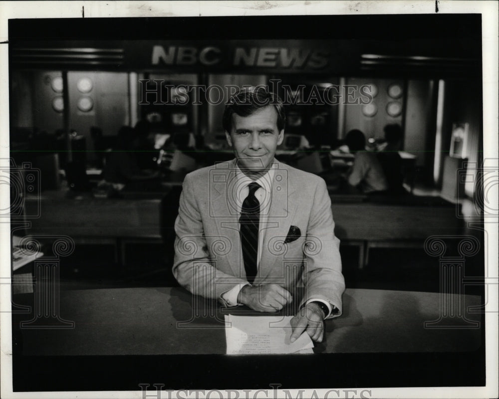 1990 Press Photo Tom Brokaw interviews Robert Redford - RRW92473 - Historic Images