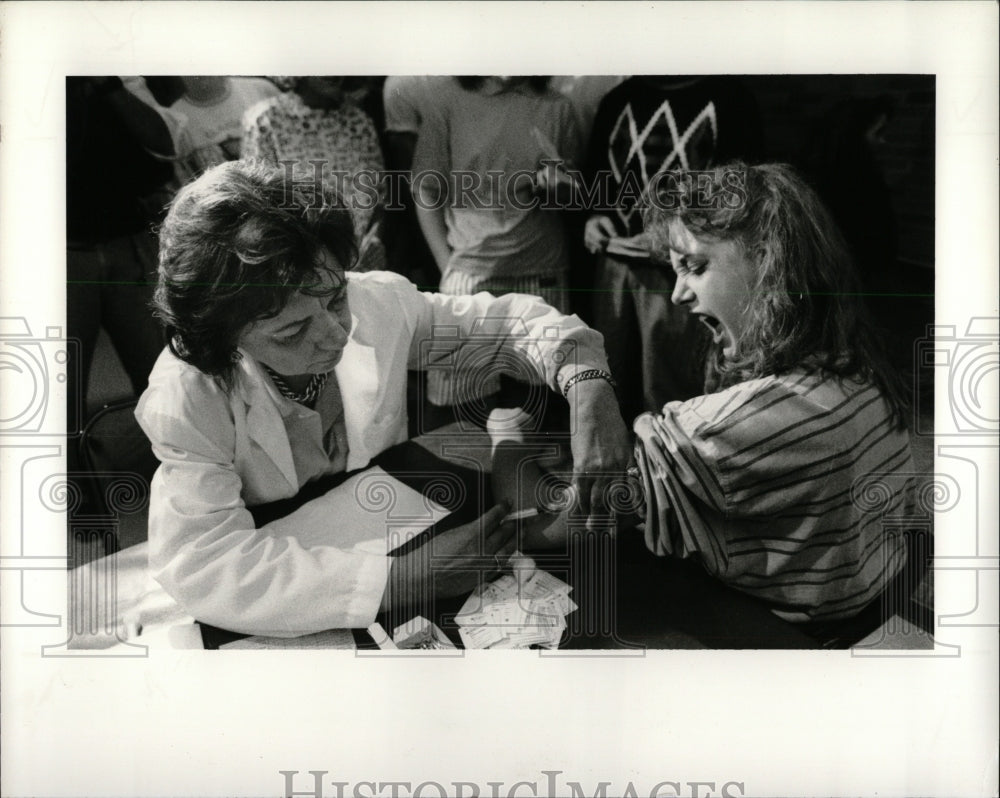 1991 Press Photo Barbara Reilly Measles Booster Shots - RRW92491 - Historic Images