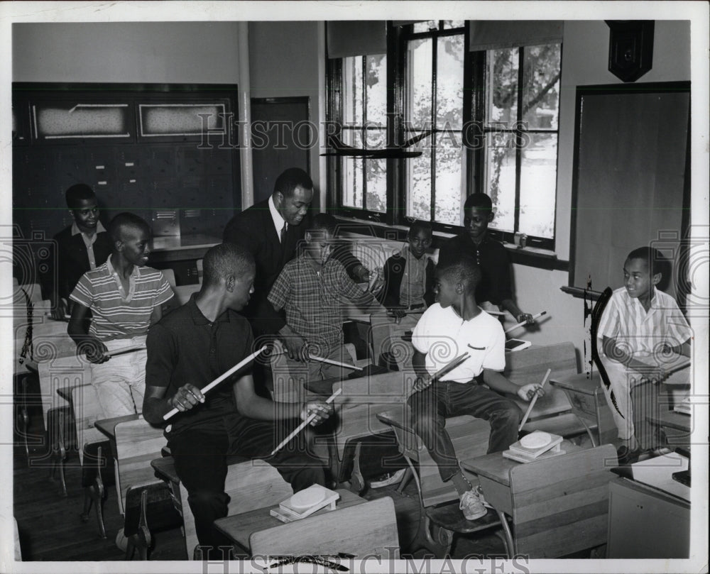 1965 Press Photo Poverty Art Program Summer Project Det - RRW92509 - Historic Images