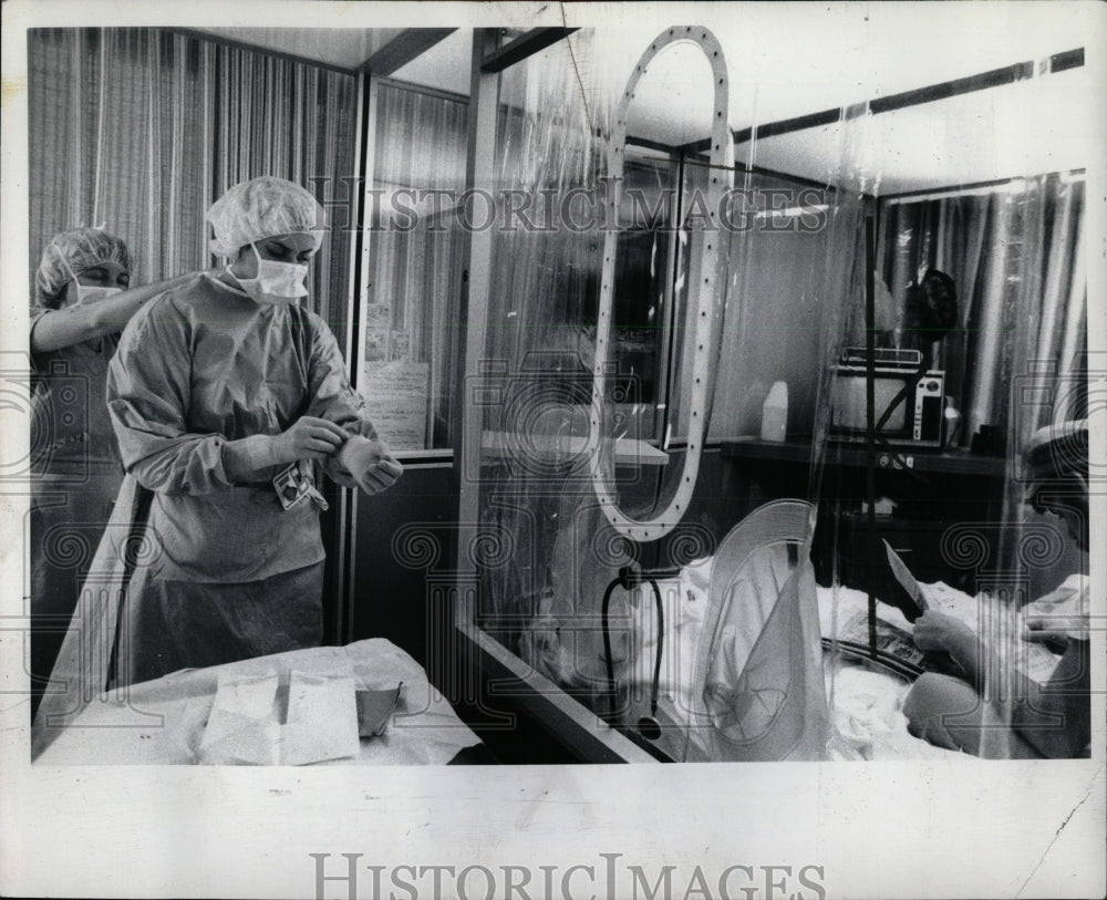 1955 Press Photo Debbie Richardson nurse Chris Marilyn - RRW92513 - Historic Images