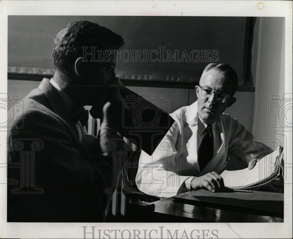 1952 Press Photo Patient breathes Symptoms doctor bag - RRW92521 - Historic Images