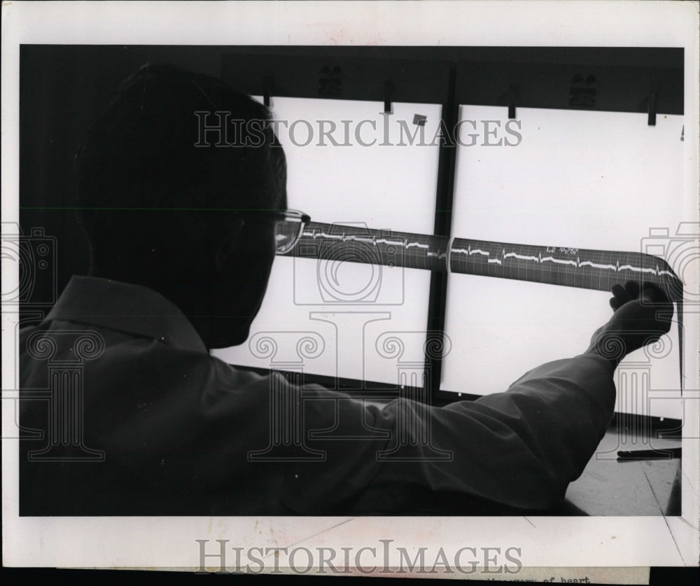 1952 Press Photo Electrocardiogram Doctor Heart Disease - RRW92527 - Historic Images