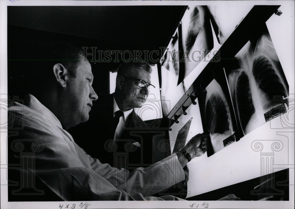 1965 Press Photo Robert King Harris Jior Lucy X Rays - RRW92533 - Historic Images