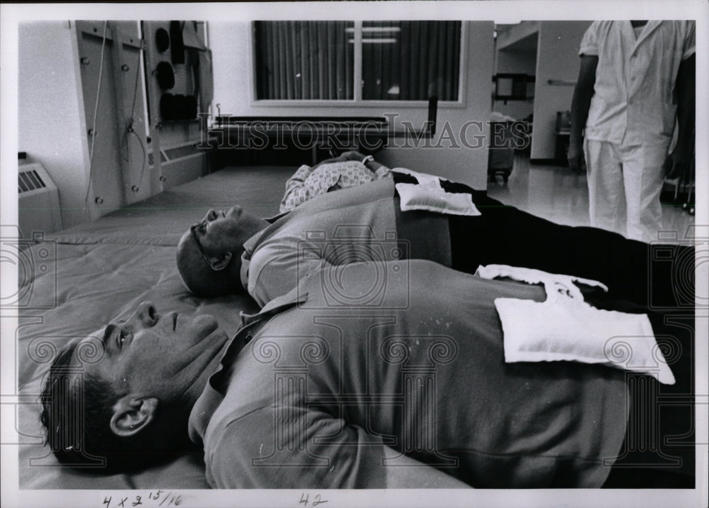 1965 Press Photo Emphysema Disease Treatment - RRW92539 - Historic Images