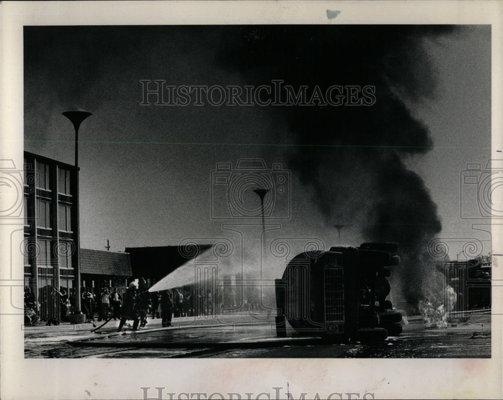 1981 Press Photo Tanker explosion matter fighting water - RRW92643 - Historic Images