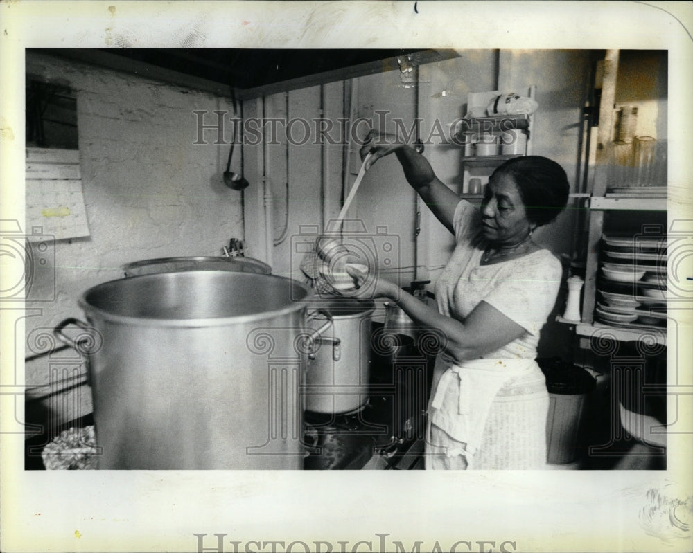 1983 Press Photo Louisa Gregory Dishing Soup - RRW92655 - Historic Images