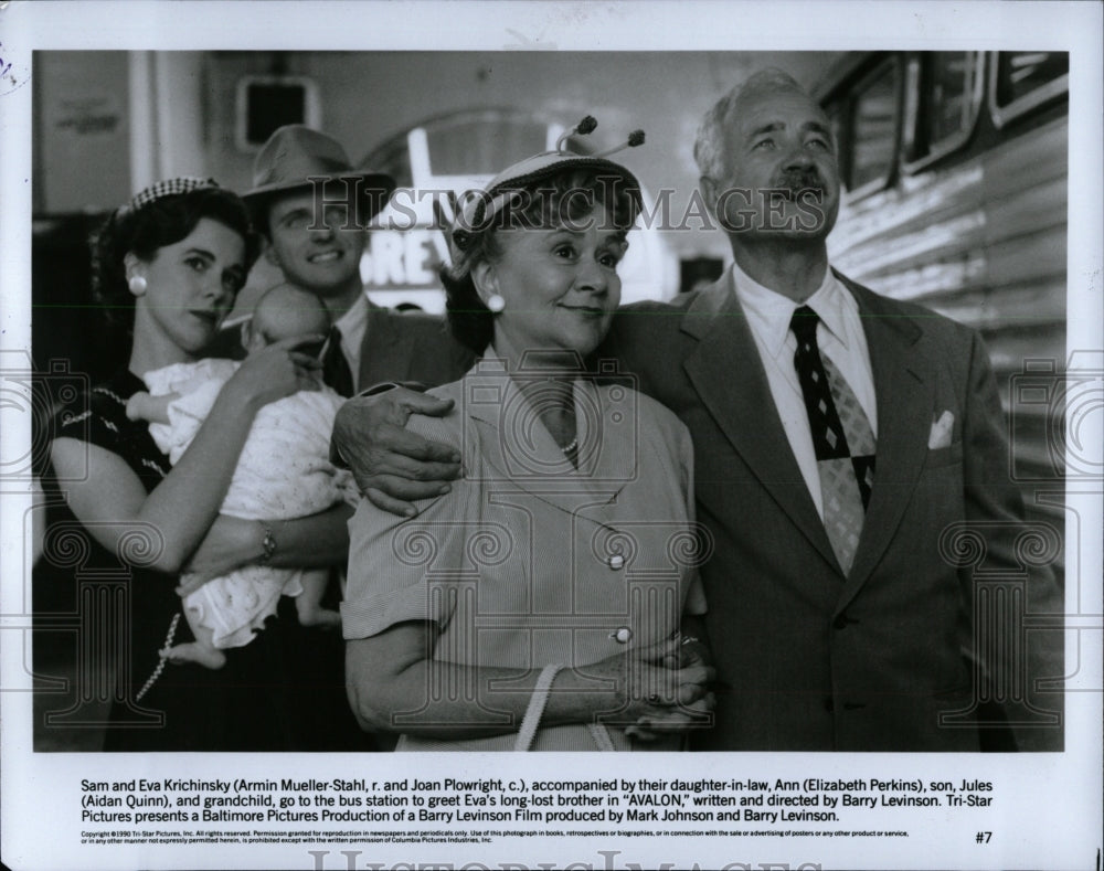 1990 Press Photo Armin Mueller Joan Plowright Avalon - RRW92773 - Historic Images